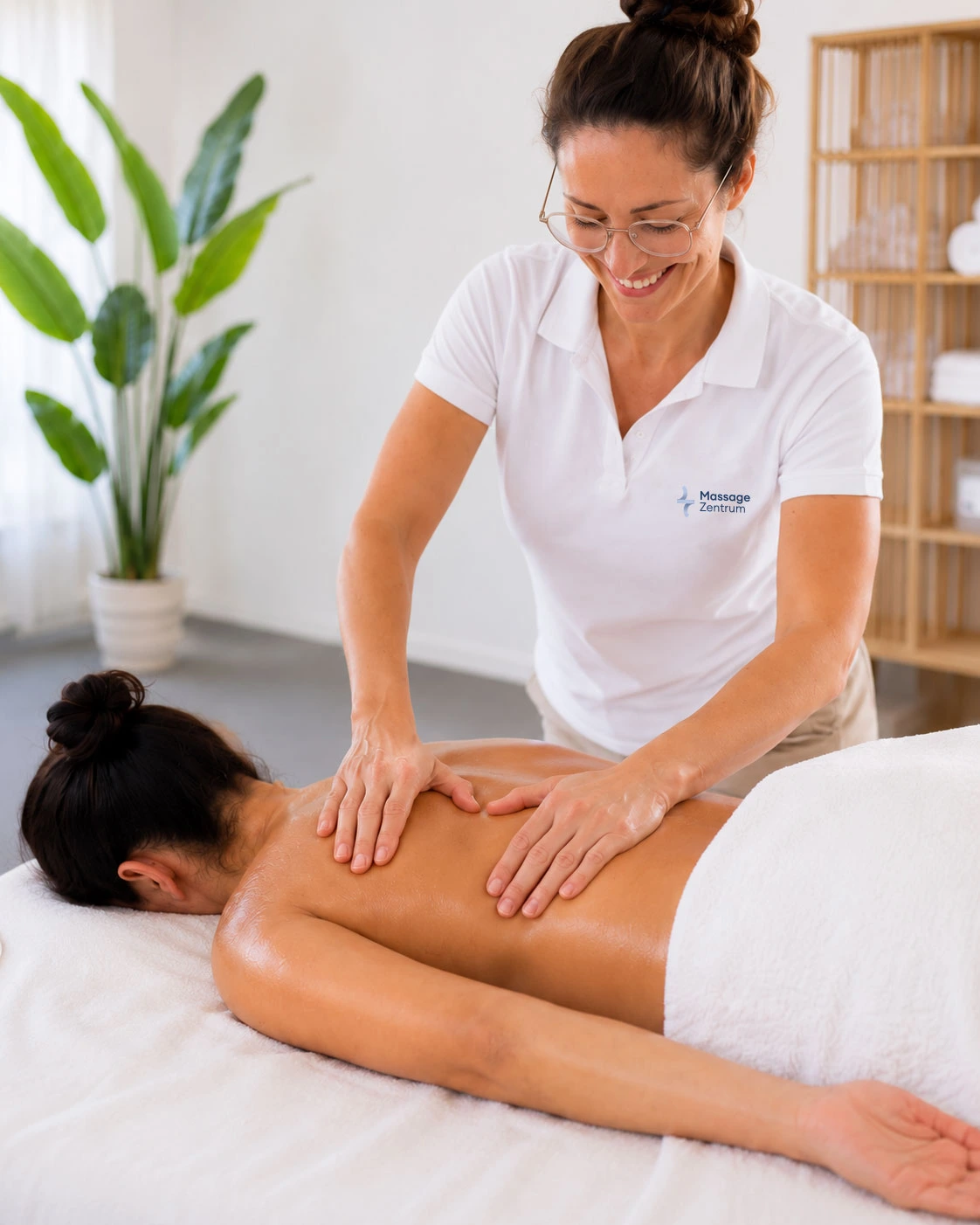 Therapeutische Massage einer verspannten Rückenpartie in Oerlikon